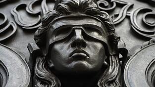 Eine Figur der blinden Justitia.