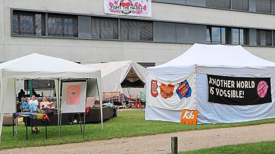 Am Montagnachmittag konnten die 'Studis gegen Rechts' ihr Programm im Camp noch fortsetzen. Am Montagnachmittag konnten die 'Studis gegen Rechts' ihr Programm im Camp noch fortsetzen.