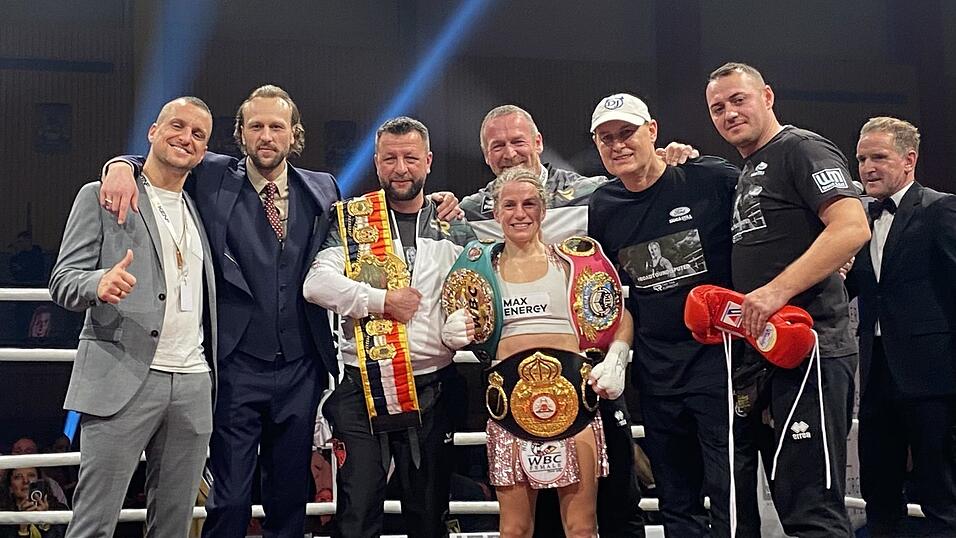 Historischer Erfolg: Tina Rupprecht sichert sich die WM-Titel von drei Verb&auml;nden und freut sich mit ihrem Team und Athletiktrainer Sepp Maurer (im Bild hinter ihr).