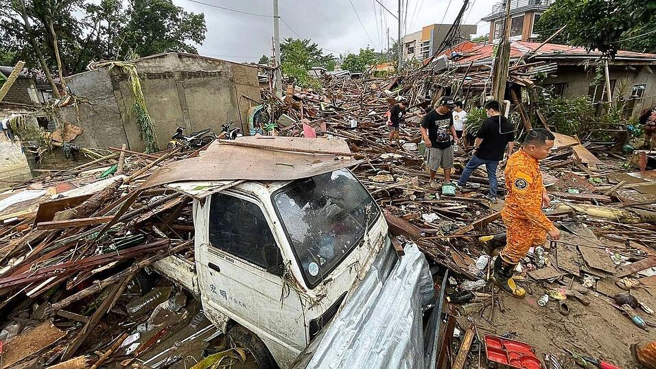 Zahlreiche Häuser lagen in Trümmern. Zahlreiche Häuser lagen in Trümmern.