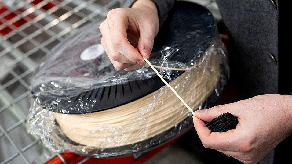 Aus diesem Kunststoff entstehen in den 3D-Druckern innerhalb von 12 bis 24 Stunden die Schuhe.