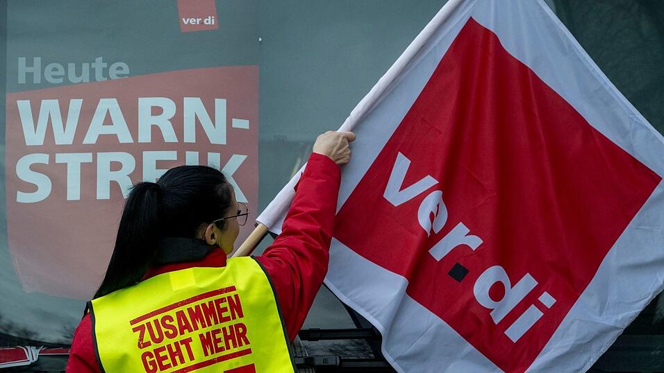 Mit Warnstreiks in Augsburg will Verdi den Druck auf die Arbeitgeber erh&ouml;hen. (Archivbild)
