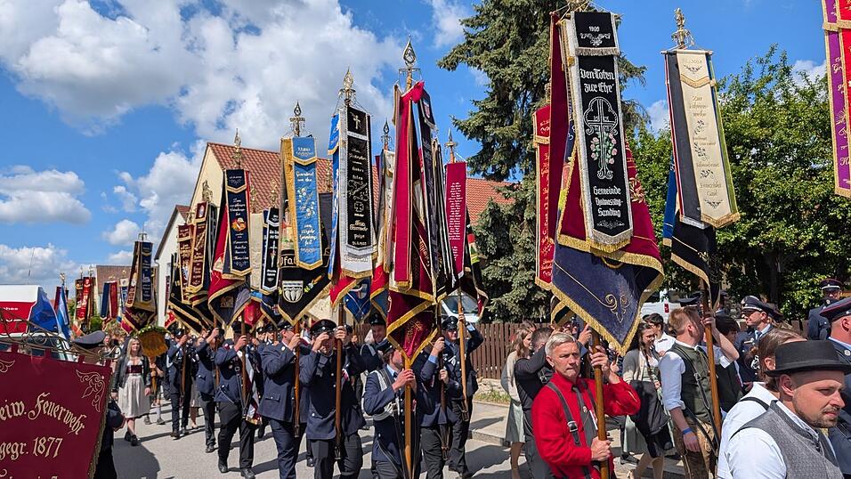 Eine solche Fahnenparade, wie hier am vergangenen Sonntag beim Gründungsfest der Feuerwehr Thalmassing, wird es am 14. Juni beim Gründungsfest der Wiesenter Feuerwehr auch geben. Eine solche Fahnenparade, wie hier am vergangenen Sonntag beim Gründungsfest der Feuerwehr Thalmassing, wird es am 14. Juni beim Gründungsfest der Wiesenter Feuerwehr auch geben.