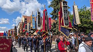 Eine solche Fahnenparade, wie hier am vergangenen Sonntag beim Gründungsfest der Feuerwehr Thalmassing, wird es am 14. Juni beim Gründungsfest der Wiesenter Feuerwehr auch geben. Eine solche Fahnenparade, wie hier am vergangenen Sonntag beim Gründungsfest der Feuerwehr Thalmassing, wird es am 14. Juni beim Gründungsfest der Wiesenter Feuerwehr auch geben.