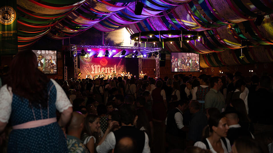 Die Partybilder vom Sonntag, 16. August, aus dem Festzelt Weckmann. Die Partybilder vom Sonntag, 16. August, aus dem Festzelt Weckmann.
