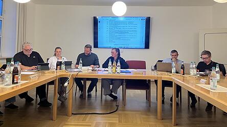 Bei der Verlesung der Stellungnahmen und Einwendungen: (v. l.) J&uuml;rgen Tauer (FWG), Anja Mittermeier (Bauamt), Planer Daniel Wagner (Geoplan), B&uuml;rgermeisterin Monika Obermeier, Thomas Reichl (CSU) und Stefan Zitzelsberger (CSU).