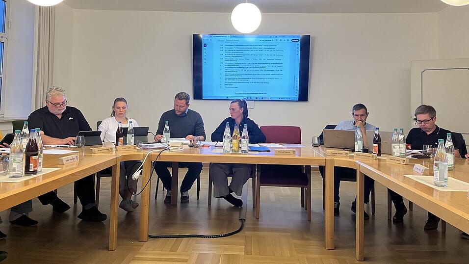Bei der Verlesung der Stellungnahmen und Einwendungen: (v. l.) Jürgen Tauer (FWG), Anja Mittermeier (Bauamt), Planer Daniel Wagner (Geoplan), Bürgermeisterin Monika Obermeier, Thomas Reichl (CSU) und Stefan Zitzelsberger (CSU). Bei der Verlesung der Stellungnahmen und Einwendungen: (v. l.) Jürgen Tauer (FWG), Anja Mittermeier (Bauamt), Planer Daniel Wagner (Geoplan), Bürgermeisterin Monika Obermeier, Thomas Reichl (CSU) und Stefan Zitzelsberger (CSU).