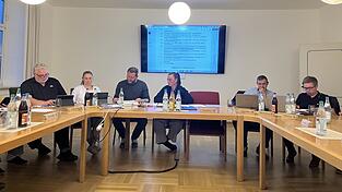 Bei der Verlesung der Stellungnahmen und Einwendungen: (v. l.) J&uuml;rgen Tauer (FWG), Anja Mittermeier (Bauamt), Planer Daniel Wagner (Geoplan), B&uuml;rgermeisterin Monika Obermeier, Thomas Reichl (CSU) und Stefan Zitzelsberger (CSU).