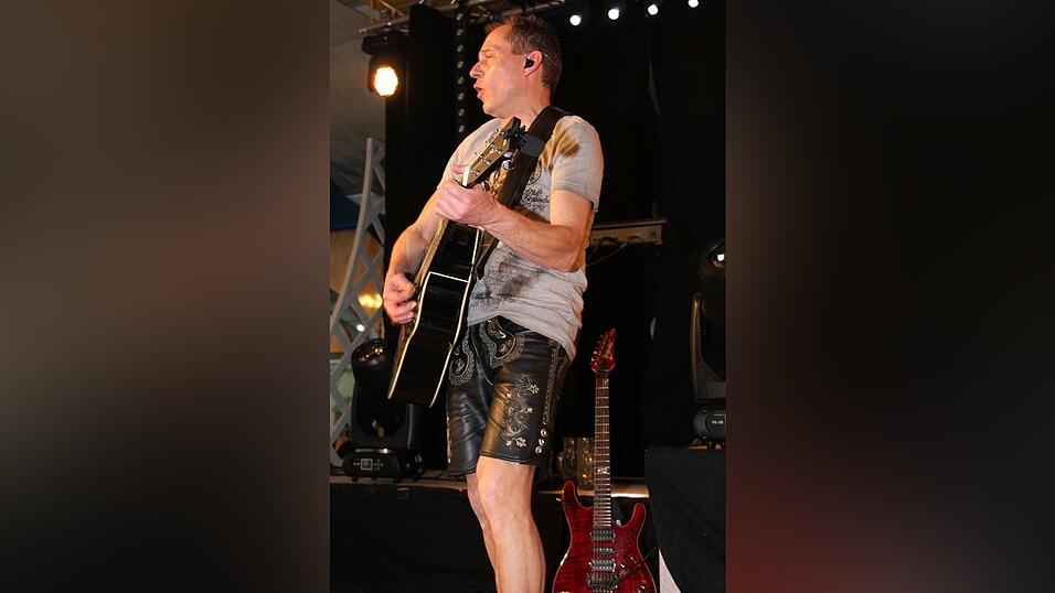 Die Fr&uuml;hjahrsdult 2017 in Landshut neigt sich dem Ende entgegen. Grund genug, noch einmal richtig in den Bierzelten zu feiern - abgerundet vom traditionellen Feuerwerk.