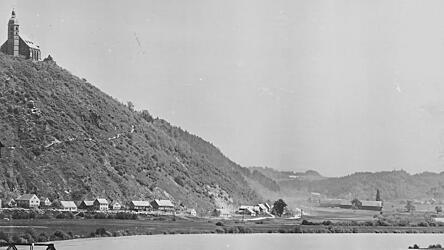 Was fast 1000 F&uuml;nfzentnerbomben nicht vermocht hatten, erledigten Pioniere der Wehrmacht mit wenigen Kilogramm Dynamit, bevor die US-Amerikaner am 26. April 1945 in Bogen einmarschierten. Der Mittelteil der Eisenbr&uuml;cke versank in den Fluten.