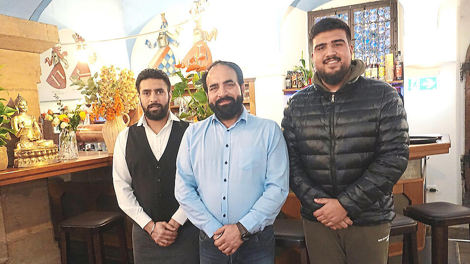 Prabh (von links), Sukhwinder und Stephan Dhoat betreiben seit Kurzem den alten Ratskeller in der Altstadt. Im Swagat gibt es t&auml;glich frische indische K&uuml;che.