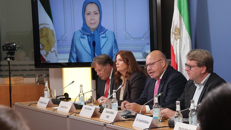 Peter Altmaier (2.v.r.) auf der Konferenz des Deutschen Solidaritätskomitees für einen freien Iran (DSFI). Peter Altmaier (2.v.r.) auf der Konferenz des Deutschen Solidaritätskomitees für einen freien Iran (DSFI).