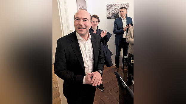 Florian O&szlig;ner auf der Wahlparty in seinem B&uuml;rgerb&uuml;ro in Landshut.