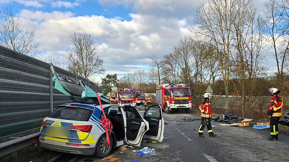 Drei Autos waren an dem Unfall beteiligt, darunter auch ein Polizeifahrzeug.&nbsp;