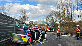 Drei Autos waren an dem Unfall beteiligt, darunter auch ein Polizeifahrzeug. Drei Autos waren an dem Unfall beteiligt, darunter auch ein Polizeifahrzeug.