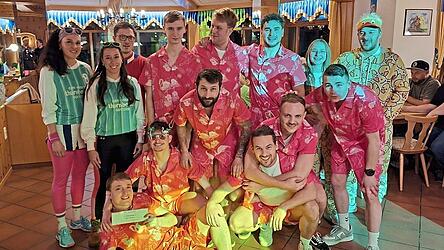 Pr&auml;mierung der sch&ouml;nsten Masken beim Sportlerball des SV Thenried: 1. Platz Flamingos (Mitte), 2. Platz Retro Volleyball Trikots (hinten l.), 3. Platz Entenkost&uuml;me (hinten r.)