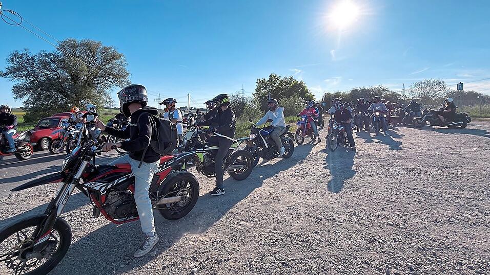 Die Fahrt beginnt. Das Aufheulen der Motoren durchbricht die Stille.&nbsp;