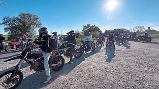 Die Fahrt beginnt. Das Aufheulen der Motoren durchbricht die Stille. Die Fahrt beginnt. Das Aufheulen der Motoren durchbricht die Stille.