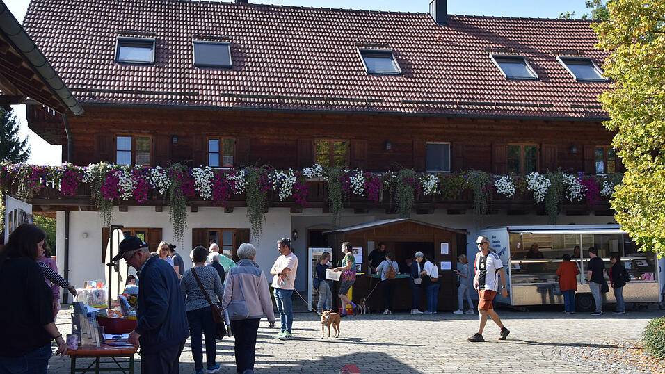Den ganzen Nachmittag über kamen die Besucher. Den ganzen Nachmittag über kamen die Besucher.