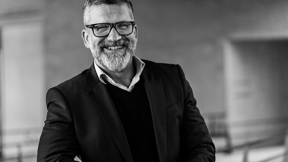 Tac Romey ist Drehbuchautor, Produzent und Professor an der Filmhochschule München. Tac Romey ist Drehbuchautor, Produzent und Professor an der Filmhochschule München.