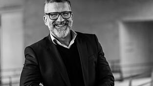 Tac Romey ist Drehbuchautor, Produzent und Professor an der Filmhochschule München. Tac Romey ist Drehbuchautor, Produzent und Professor an der Filmhochschule München.