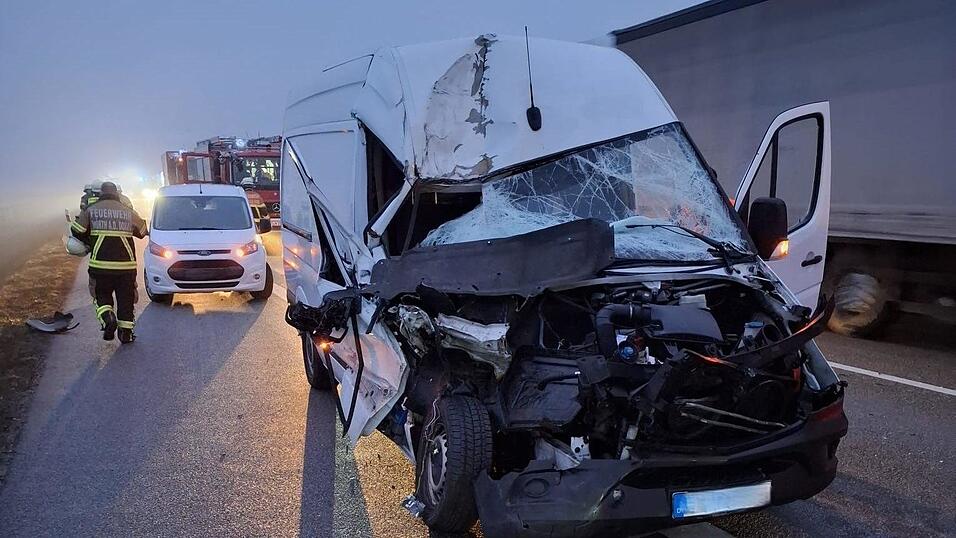 Der Fahrer des Transporters wurde leicht verletzt.