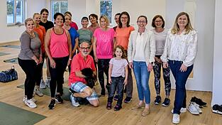 Die Teilnehmerinnen des ersten Work-out-Kurs im Gesundheitszentrum Großköllnbach mit Geschäftsleiterin Manuela Wälischmiller (r.), Gesundheitsspezialistin Annemarie Moosburger(3. v. r.) sowie VHS-Außenstellenverantwortlichem Hermann Pellkofer mit Hund Charlie III.
