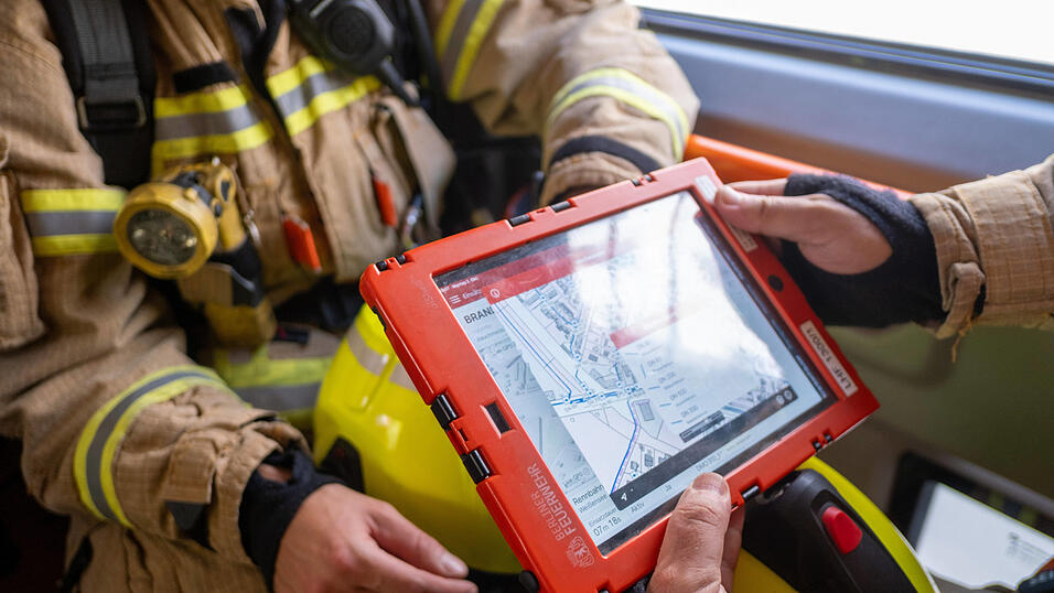 Die Profis der Berliner Feuerwehr arbeiten längst mit Tablets, auf denen verschiedene Informationen für den bevorstehenden Einsatz abgerufen werden können. Im Marktrat von Au gibt es nun ebenso Überlegungen, die Feuerwehren entsprechend digital aufzurüsten.