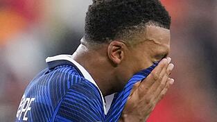 Tief enttäuscht: Frankreichs Kylian Mbappé nach dem Halbfinal-Aus. Tief enttäuscht: Frankreichs Kylian Mbappé nach dem Halbfinal-Aus.