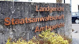 Die Angeklagte ist inzwischen vom Dienst suspendiert. Die Angeklagte ist inzwischen vom Dienst suspendiert.