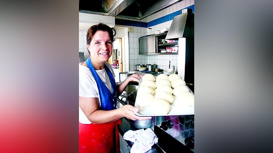 Andreas Mama präsentiert die hinterhältigen Dampfnudeln, die Andreas Kochkünste heimlich verhöhnen.