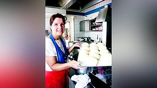 Andreas Mama präsentiert die hinterhältigen Dampfnudeln, die Andreas Kochkünste heimlich verhöhnen.