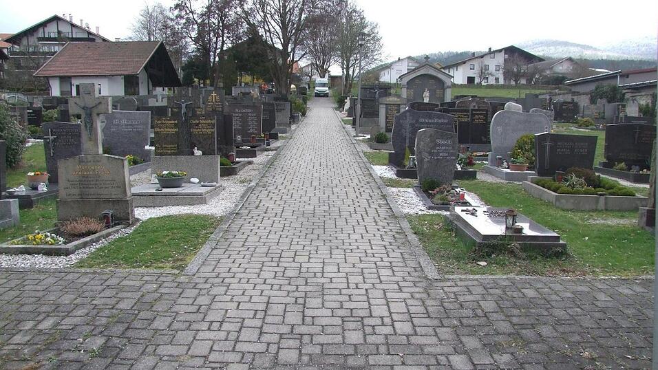 Im unteren Bereich befinden sich vereinzelt vernässte Grabstellen. Im alten und erweiterten Friedhof sollten Probebohrungen durchgeführt werden, was mit dem Gemeinderatsbeschluss zurückgestellt wurde. Im unteren Bereich befinden sich vereinzelt vernässte Grabstellen. Im alten und erweiterten Friedhof sollten Probebohrungen durchgeführt werden, was mit dem Gemeinderatsbeschluss zurückgestellt wurde.