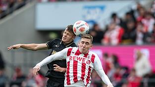Kölns Isak Johannesson (r) und Augsburgs Robin Fellhauer kämpfen um den Ball.