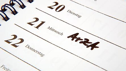 Solange Fach&auml;rzte f&uuml;r dieselbe Leistung je nach Versicherung unterschiedlich honoriert werden, bleibt jede Reform der Terminvergabe Staumanagement.