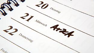 Solange Fach&auml;rzte f&uuml;r dieselbe Leistung je nach Versicherung unterschiedlich honoriert werden, bleibt jede Reform der Terminvergabe Staumanagement.