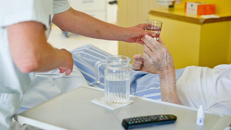 F&uuml;r einen Heimplatz fielen f&uuml;r die Betroffenen aus Bayern 2025 im Schnitt 3.286 Euro an. (Symbolbild)