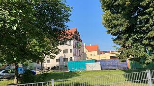 Noch stehen Reste der Wohnanlage, hier von der Franz-Geiger-Stra&szlig;e aus gesehen.