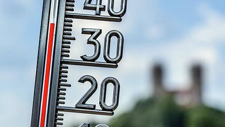 In den vergangenen Wochen schwankten die Temperaturen zwischen 30 und 40 Grad. F&uuml;r Schulen stellt das eine besondere Herausforderung dar. (Symbolbild)