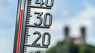 In den vergangenen Wochen schwankten die Temperaturen zwischen 30 und 40 Grad. F&uuml;r Schulen stellt das eine besondere Herausforderung dar. (Symbolbild)