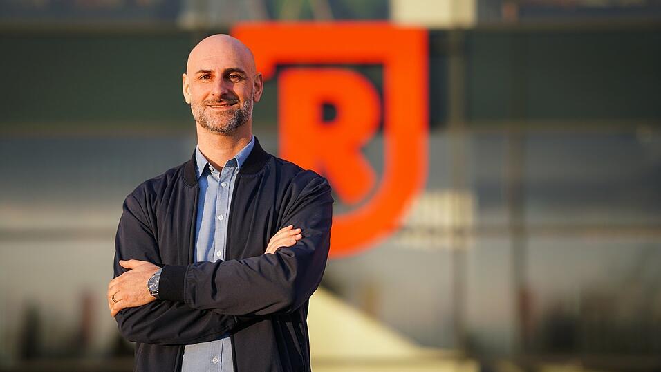 Der 38-jährige gebürtige Münchner Alexander Schmalhofer ist neuer Sportdirektor beim SSV Jahn Regensburg. Der 38-jährige gebürtige Münchner Alexander Schmalhofer ist neuer Sportdirektor beim SSV Jahn Regensburg.