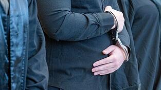 Ein 19-J&auml;hriger hat nach &Uuml;berzeugung der Staatsanwaltschaft gemeinsam mit einem 22- und einem 20-J&auml;hrigen Ende Januar versucht, den Inhaber des Imbisses zu erschie&szlig;en.