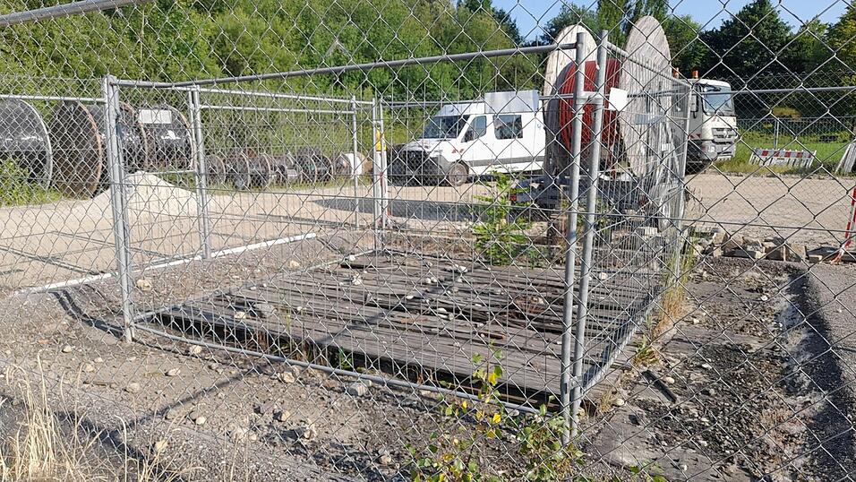 Der unscheinbare eingezäunte Bereich rund um das Geothermie-Bohrloch spiegelt nicht im Geringsten die Brisanz des Themas in der Marktgemeinde Altdorf wider. Der unscheinbare eingezäunte Bereich rund um das Geothermie-Bohrloch spiegelt nicht im Geringsten die Brisanz des Themas in der Marktgemeinde Altdorf wider.