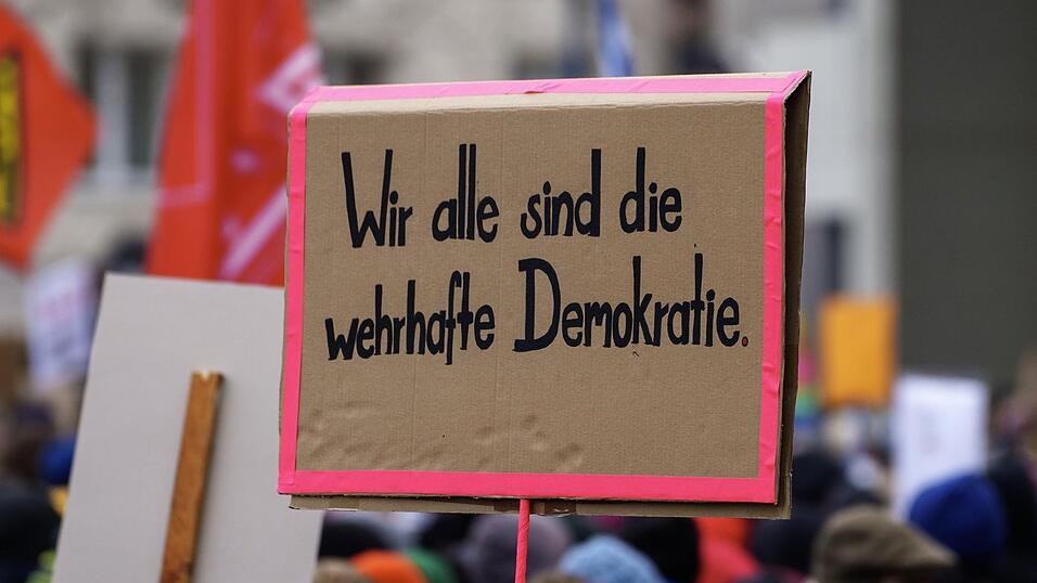 F&uuml;r den Fall, dass die Veranstaltung der Organisation 'Regentreff' im Kolpinghaus in Regen statfindet, hat Brian Lobo, Vorsitzender des Kulturvereins Oberst&uuml;bchen, eine Gegendemo angek&uuml;ndigt.