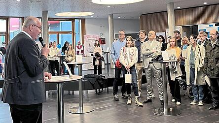 Landrat Franz L&ouml;ffler begr&uuml;&szlig;t 170 Fachkr&auml;fte aus acht Gesundheitsberufen zum 1. Chamer Kongress f&uuml;r Gesundheitsberufe in der Berufsschule.
