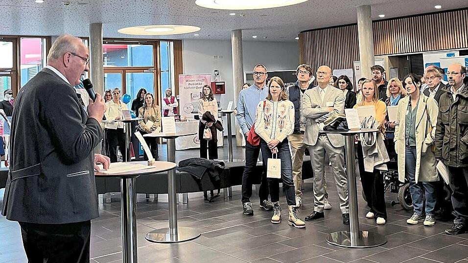 Landrat Franz Löffler begrüßt 170 Fachkräfte aus acht Gesundheitsberufen zum 1. Chamer Kongress für Gesundheitsberufe in der Berufsschule. Landrat Franz Löffler begrüßt 170 Fachkräfte aus acht Gesundheitsberufen zum 1. Chamer Kongress für Gesundheitsberufe in der Berufsschule.