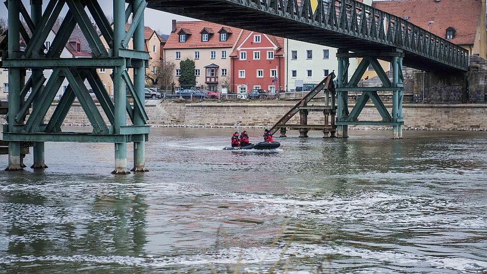 Mit zwei Booten sucht die Polizei am Donnerstag, 23. März, das südliche Donauufer in Regensburg ab. Seit Sonntag wird die 20-jährige Studentin Malina Klaar in der Domstadt vermisst. Mit zwei Booten sucht die Polizei am Donnerstag, 23. März, das südliche Donauufer in Regensburg ab. Seit Sonntag wird die 20-jährige Studentin Malina Klaar in der Domstadt vermisst.