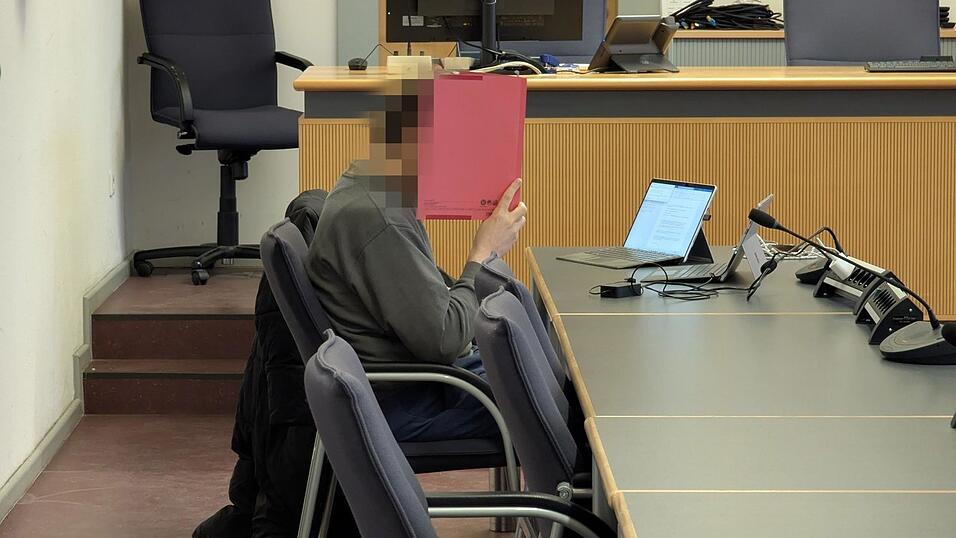 Nur unter Ausschluss der &Ouml;ffentlichkeit wollte sich der Angeklagte zu den Vorw&uuml;rfen einlassen. Dass er dabei gestanden haben d&uuml;rfte, geht aus der weiteren Prozessplanung der Jugendschutzkammer hervor.