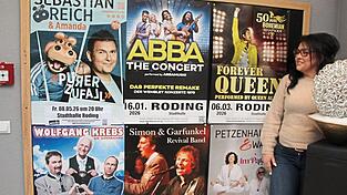 Sechs Kn&uuml;ller auf einer Stellwand: Kathrin Schegerer, P&auml;chterin der Stadthalle Oase, holt heuer wieder namhafte K&uuml;nstler auf ihre B&uuml;hne.