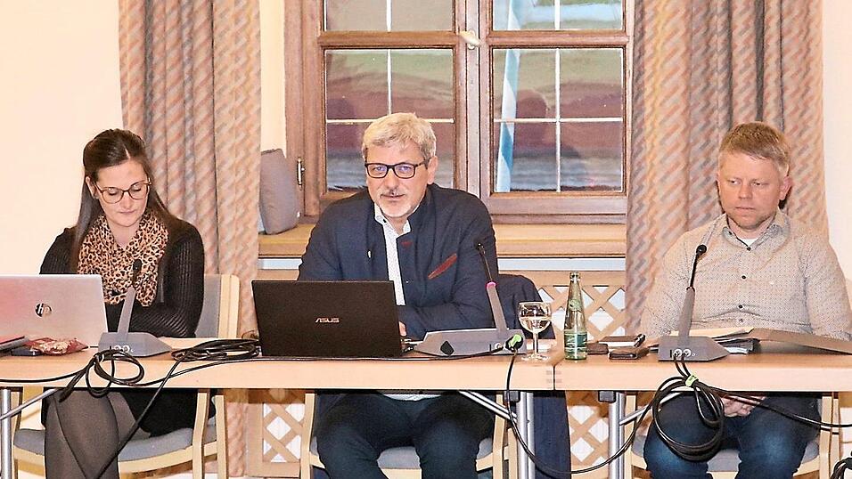 Am 26. März hat der Stadtrat den Haushalt 2026, der zuvor von Kämmerin Anja Heinrichmeyer und Bürgermeister Sandro Bauer im Beisein von Stadtgeschäftsleiter Stefan Schmidberger (von links) erläutert wurde, verabschiedet. Dieses Zahlenkonstrukt wurde nun von der Rechtsaufsicht bewertet, zwar ohne Einschränkungen, jedoch mit mahnenden Worten. Am 26. März hat der Stadtrat den Haushalt 2026, der zuvor von Kämmerin Anja Heinrichmeyer und Bürgermeister Sandro Bauer im Beisein von Stadtgeschäftsleiter Stefan Schmidberger (von links) erläutert wurde, verabschiedet. Dieses Zahlenkonstrukt wurde nun von der Rechtsaufsicht bewertet, zwar ohne Einschränkungen, jedoch mit mahnenden Worten.
